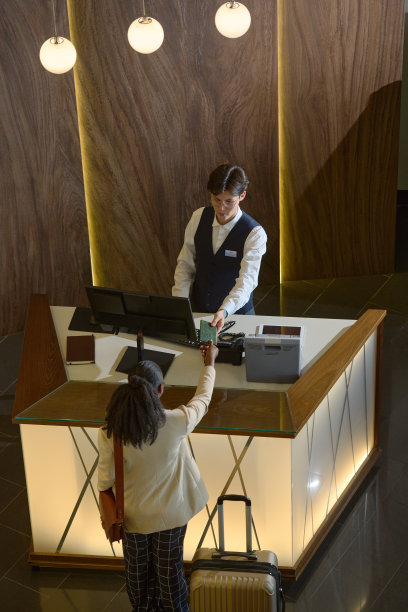 年轻的黑人女性在前台登记后取回护照图片下载