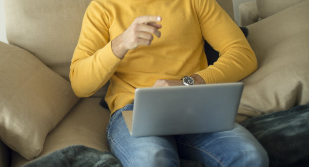 年轻人在家使用笔记本电脑。自由职业，学生生活方式，教育，网络会议，视频通话，技术和网上购物的概念图片下载