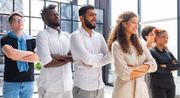 一群自信的年轻人站在会议室里。图片下载