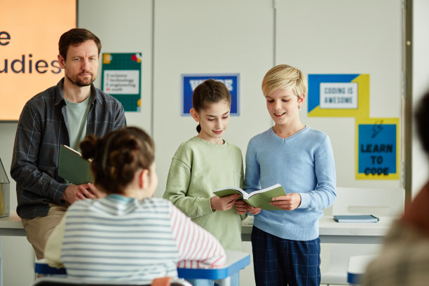 男孩和女孩在教室前回答问题图片下载