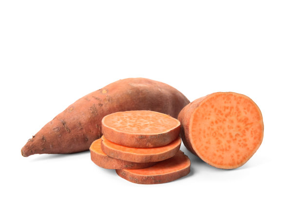 成熟的红薯在白色的背景上整块和切块图片下载