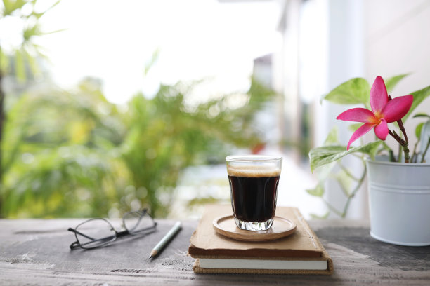 咖啡杯、花盆、木桌上的鸡蛋花图片下载