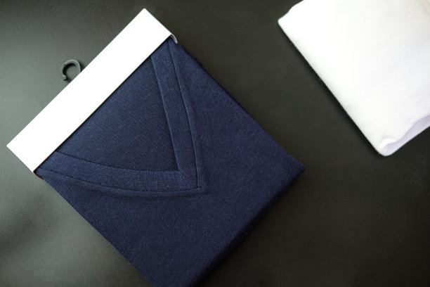 深蓝色v领衬衫包装。图片下载