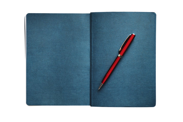 打开日记本和金属红色圆珠笔孤立在白色背景图片下载
