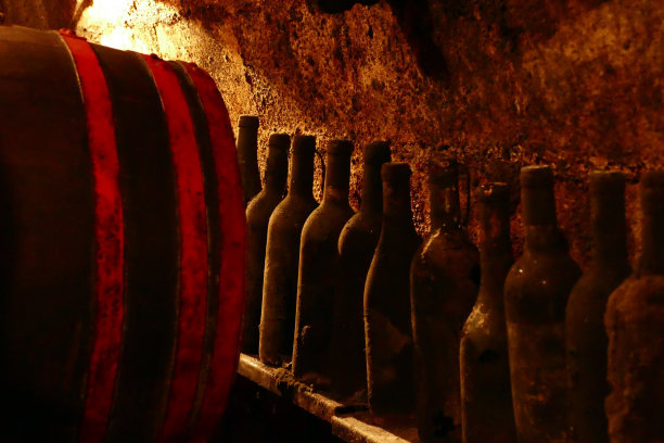 窖藏的酒窖里有一桶老酒图片下载