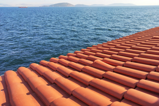 屋顶瓦片和蓝色的大海图片下载