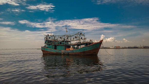 印度尼西亚雅加达湾的传统渔船，渔业和沿海背景，渔业。图片下载