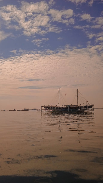 印度尼西亚雅加达湾的浮船。采购产品渔船，渔业，背景，海景。图片下载