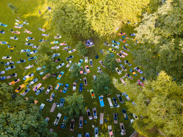 人们在城市公园做瑜伽的俯瞰图图片下载