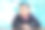 可爱的小女孩戴着墨镜在游泳池里微笑图片下载