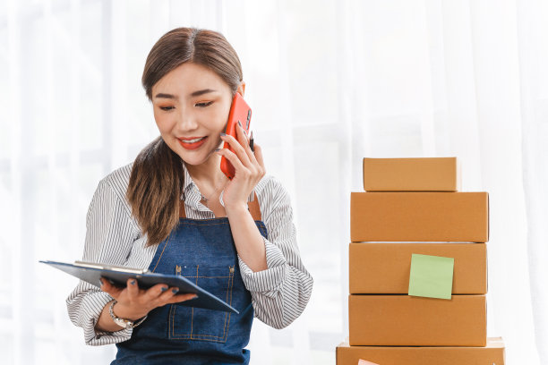 企业家小型企业，中小企业，年轻的亚洲女性高兴后，从客户的新订单，企业主在家里工作办公室。图片下载