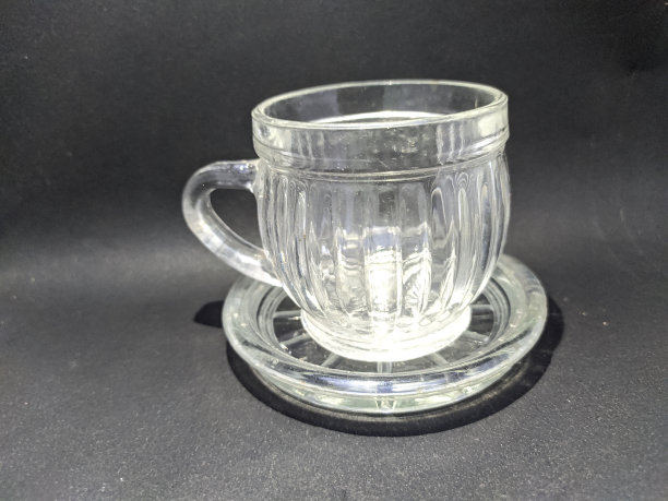 带杯垫的玻璃杯图片下载