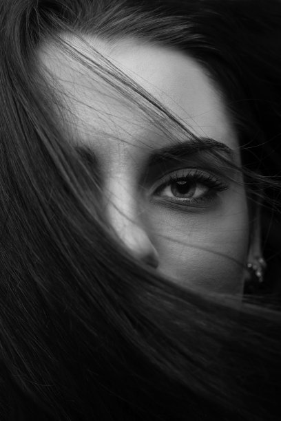 被风吹拂的部分脸被毛覆盖的女性肖像图片下载