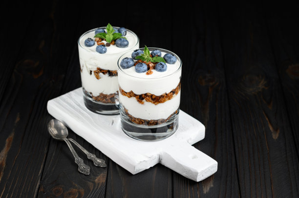 搭配新鲜蓝莓、奶油芝士或酸奶、格兰诺拉麦片的自制分层甜点。图片下载