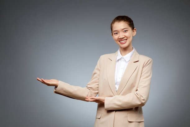 灰色AI人脸呈现的女商人图片下载