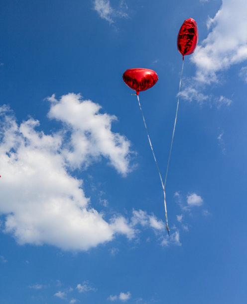 两个红色的气球和夏天的天空图片下载