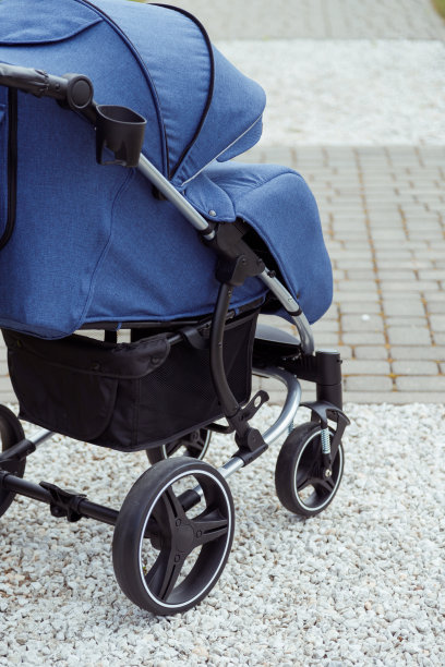 现代蓝色婴儿车与兜帽户外后视图图片下载