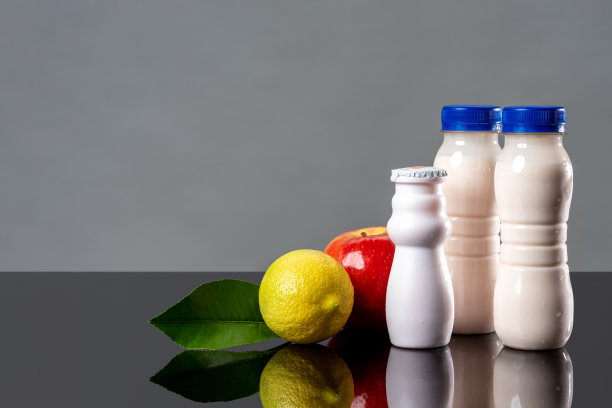 含有益生菌、双歧杆菌和维生素的乳制品。白色瓶装酸奶和新鲜水果作为益生菌食品的概念。双歧杆菌增加免疫力。益生菌促进消化。图片下载