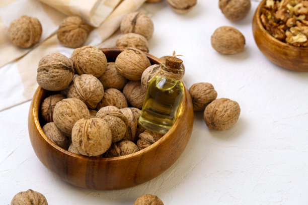核桃油装在玻璃瓶里。健脑食品。烹饪和美容图片下载