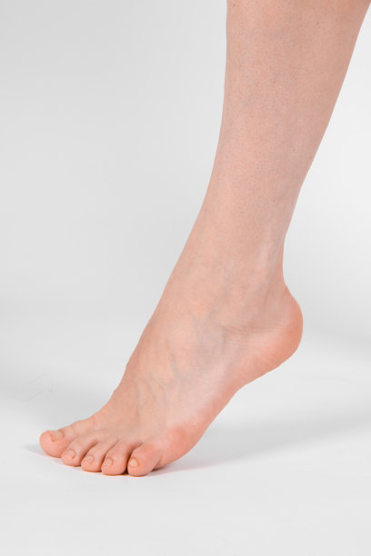 赤脚和腿孤立在白色背景。特写镜头健康美丽的女性脚。健康美容理念。侧面的人的脚令与中性美甲或足疗。唯一的脚图片下载