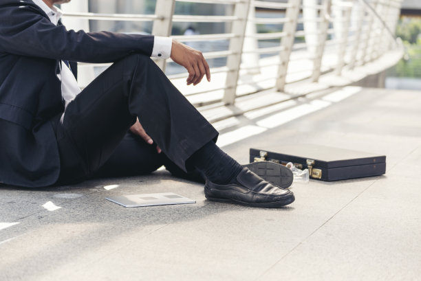 失败的商人失业失业经济衰退危机压力和失去工作。绝望，失败，破产，商人压力大，在中年抑郁失败的情况。绝望低经济危机图片下载