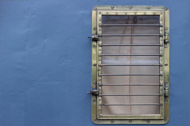 船上的旧舷窗图片下载