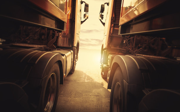 与日落天空一起停着的半挂车。集装箱卡车。引擎柴油卡车。卡车拖拉机。工业货运卡车物流货物运输。图片下载