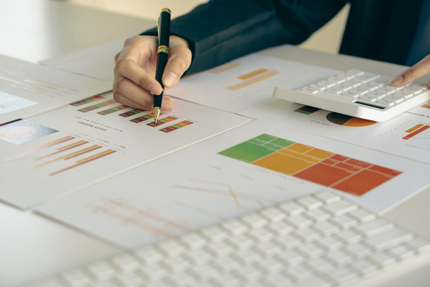 公司的会计分析了营业台上的费用。财务报表会计计算机与图表业务思想财务会计图片下载