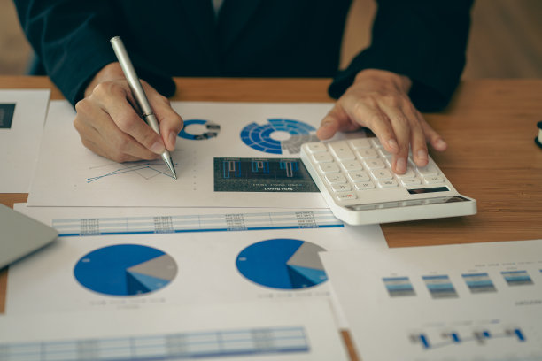 公司的会计分析了营业台上的费用。财务报表会计计算机与图表业务思想财务会计图片下载