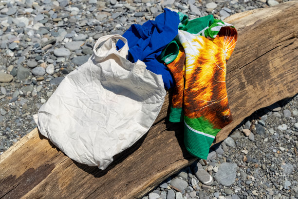 毛巾、衣服和包放在木头上图片下载