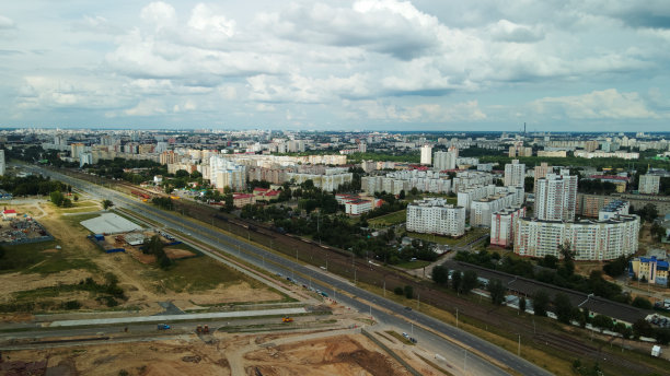 街区。铁路线和高速公路从附近经过。航空摄影。图片下载
