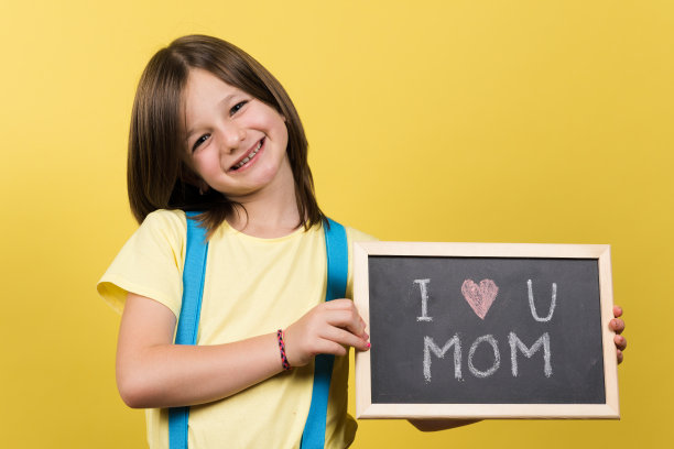 小女孩展示我爱你妈妈的信息图片下载