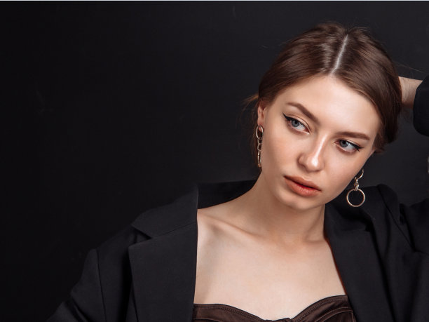 女电影演员。复古的女人。模型:电影院或剧院的模型20年代的晚装和发型。图片下载