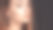 一个严肃美丽的年轻女人的特写脸在黑色的背景上图片下载