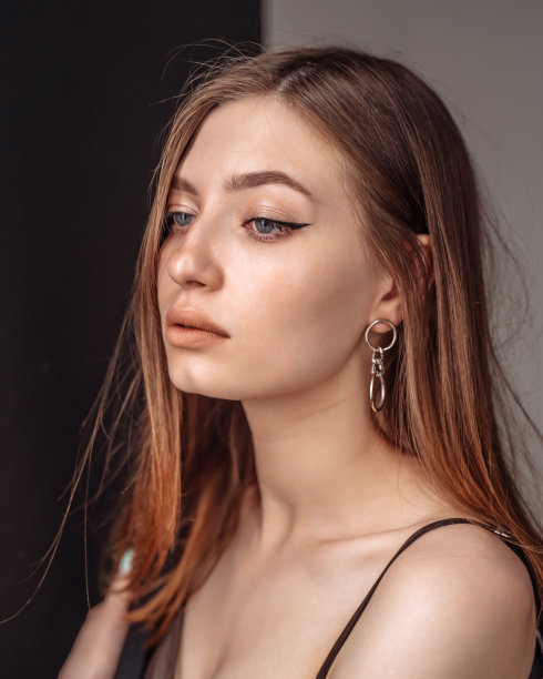 一个漂亮女人的肖像深色头发，蓝眼睛。脸深色头发的肖像在黑色上摆姿势图片下载