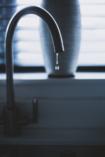 厨房里漏水的水龙头坏了图片下载