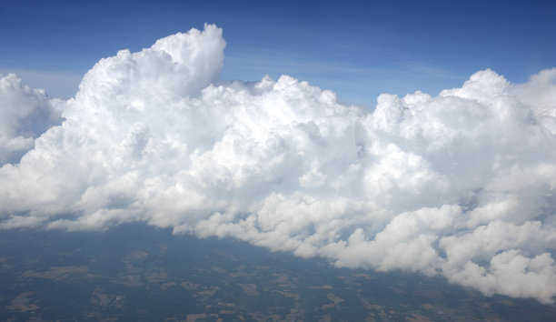 天上的风景。又重又大的白云图片下载