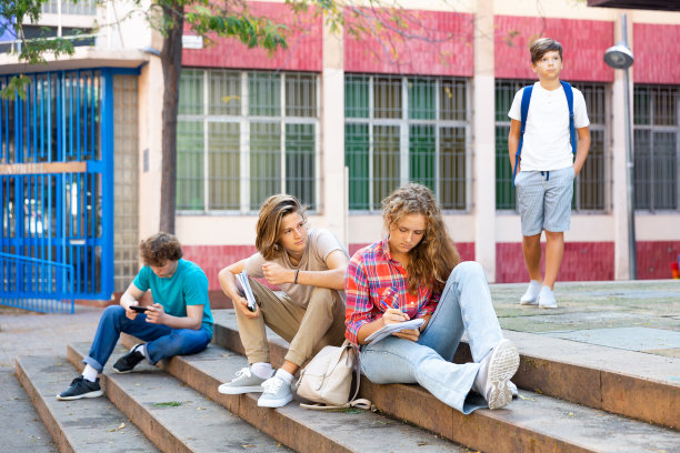 在街上吵架后，在朋友面前心烦意乱的女孩图片下载