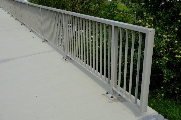 桥上的栏杆用四颗混凝土螺钉固定在地面上。塑料帽图片下载