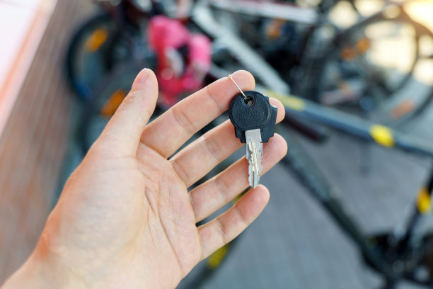 钥匙踏板车或自行车作为财产保护和盗窃的象征。有选择性的重点图片下载