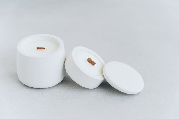 3 d渲染。模型空白蜡在石膏罐。两支蜡烛在灰色的背景和盖子图片下载