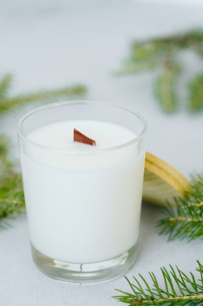 模拟白色蜡烛在玻璃特写。蜡烛手工制作,极简主义。贴纸的地方。图片下载