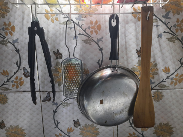 墙上放厨房香料和炊具的架子图片下载