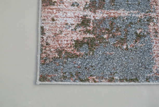 灰色地板上的脏地毯的一部分图片下载