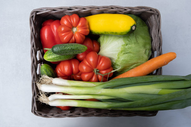 新鲜熟肋红番茄，南瓜，蔬菜骨髓，卷心菜，南瓜蔬菜骨髓，西葫芦，黄瓜，辣椒，胡萝卜，冰沙拉，生菜，青葱。篮子里的混合收获。时令蔬菜。图片下载
