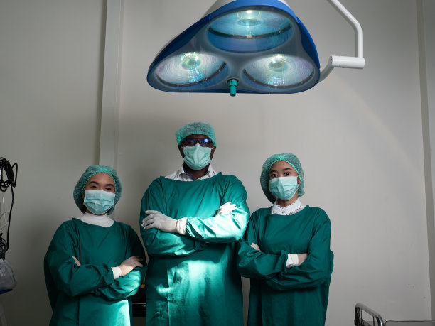 手术室里的医生骄傲地摆着肖像图片下载