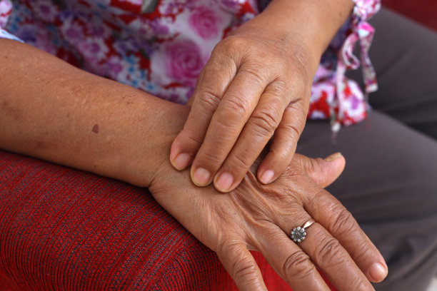 成年妇女的特写照片。皮肤起皱纹。图片下载