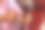 老年妇女和操作手机的特写照片。手触摸手机屏幕图片下载