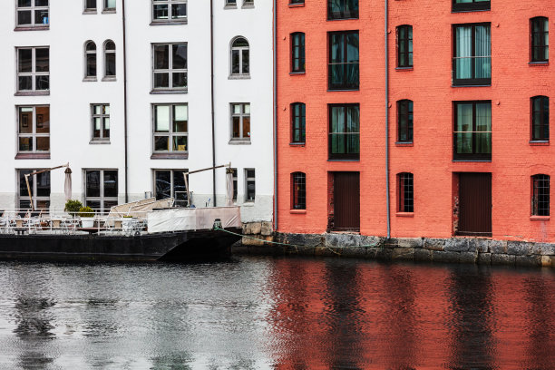 挪威奥勒松市中心的房屋和咖啡馆图片下载