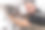 一名专业男水管工的肖像，他穿着工装裤和黑色t恤，脸很脏，正在修理浴室水槽下的水龙头图片下载